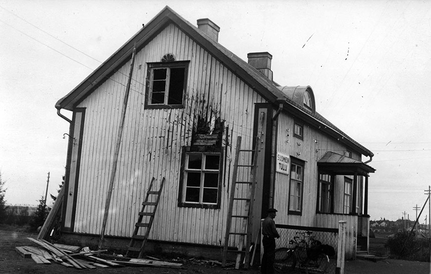 Puinen tullirakennus Torniosta, jonka seinä on rikkoutunut räjähtäneestä kranaatista. 