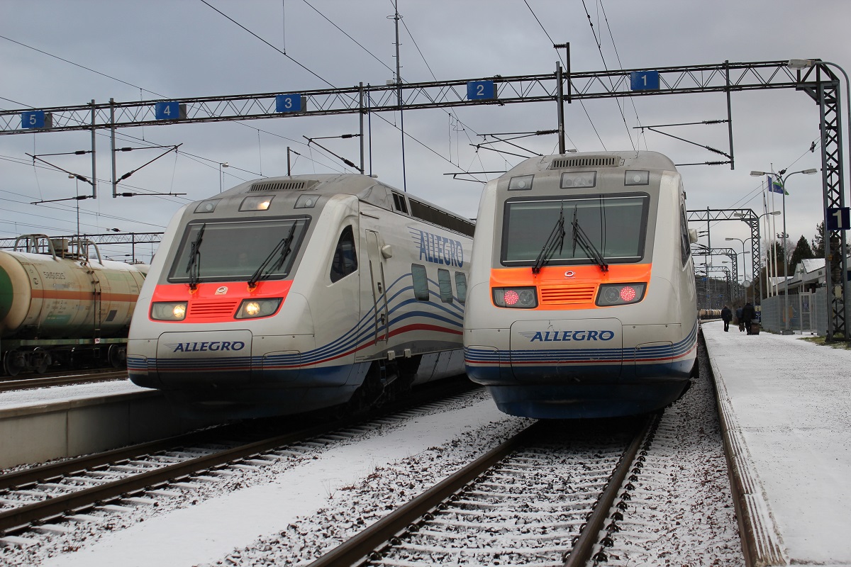 Två Allegro-tåg sida vid sida vid Vainikkala tågstation.