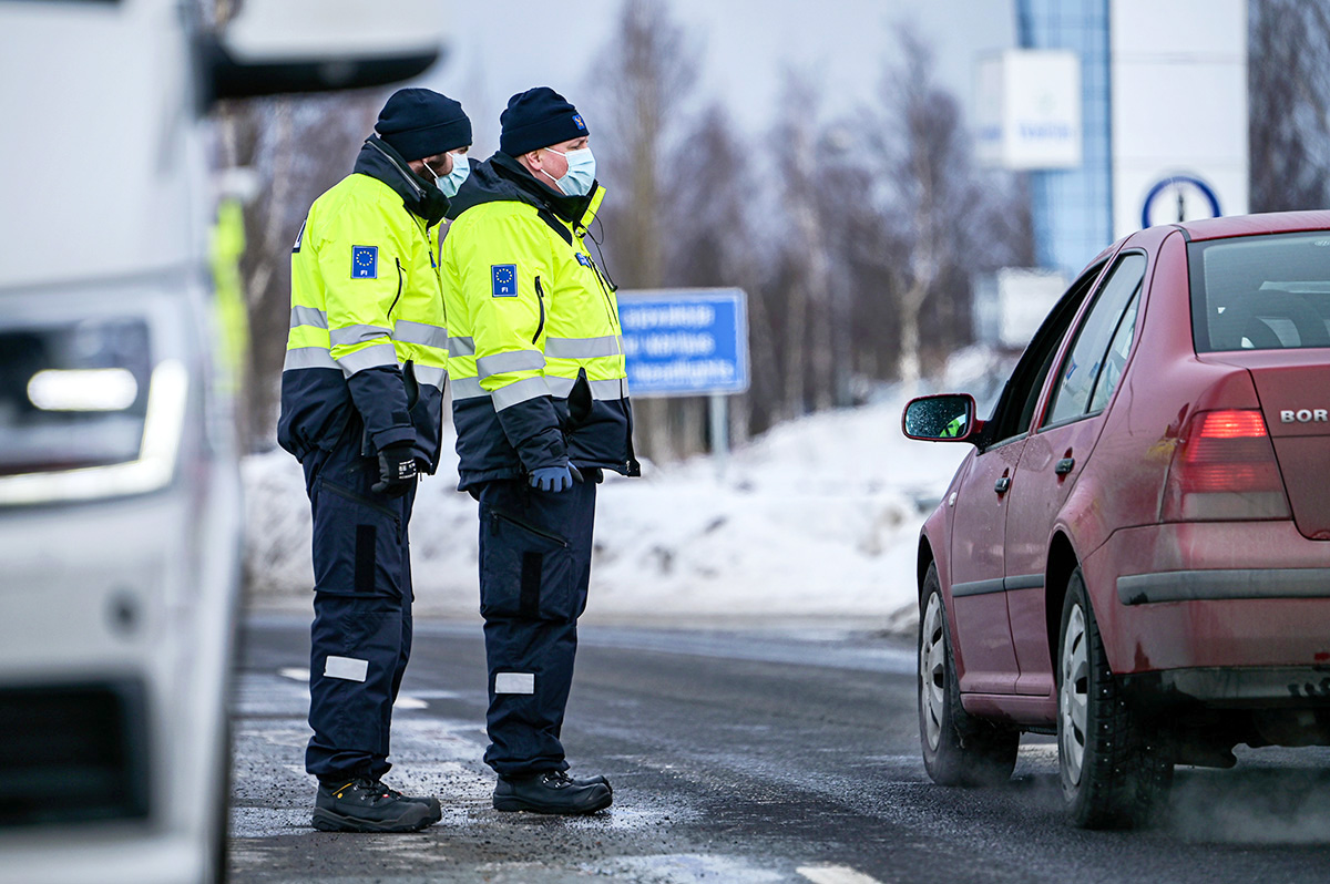 Tullitarkastajat pysäyttävät henkilöauton Tornion rajanylityspaikalla