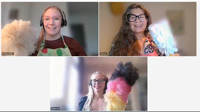 Kolme naishenkilöä katsoo kameraan ja hymyilee pölyhuiskat käsissään.