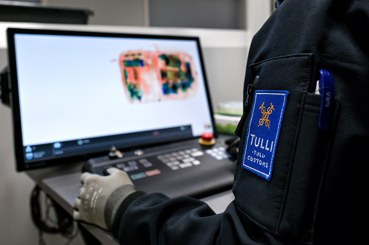 Etualalla käsivarsi, jossa Tullin logo. Taustalla näytöllä läpivalaisukuva.