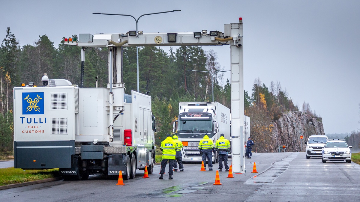 Poliisin ja Tullin henkilöstö valvomassa raskasta liikennettä. Rekka tulossa läpivalaistavaksi.