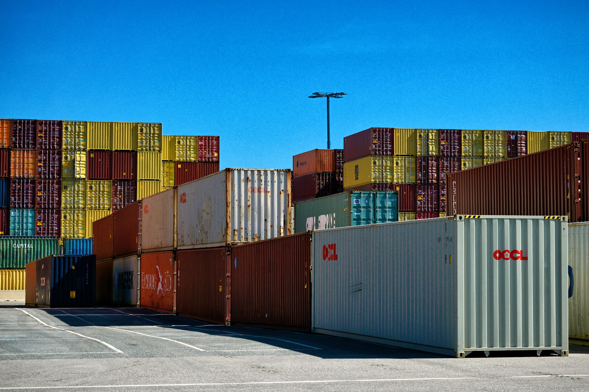 Värikkäitä kontteja satamassa.