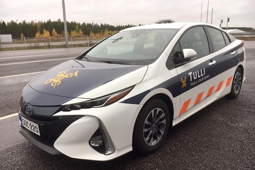 Toyota Prius -auto, johon on teipattu Tullin logo ja teksti.