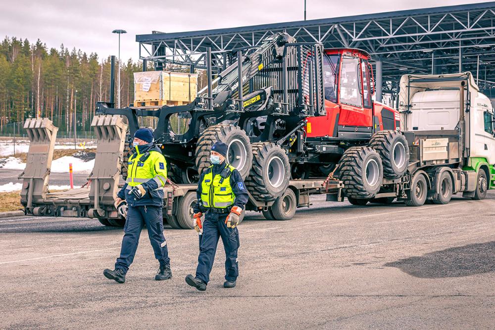 Kaksi tullitarkastajaa maskit kasvoillaan, taustalla rekka.