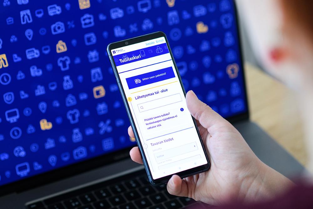 Käyttäjä käyttää Tullilaskuria puhelimella.