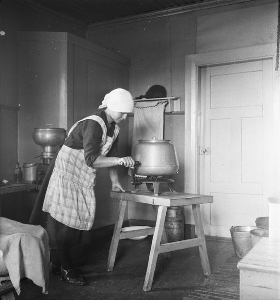 Nainen käyttää separaattoria Kokemäellä. Kuva on todennäköisesti 1920-luvulta. Satakunnan museo/Finna.