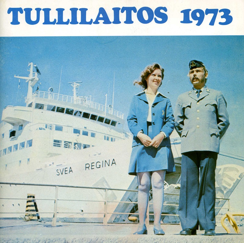 Anne ja Iikka Kumaja virka-asuissa Tullin vuosikertomuksen kannessa, jonka otsikko on "Tullilaitos 1973". Taustalla näkyy autolautta Svea Regina.