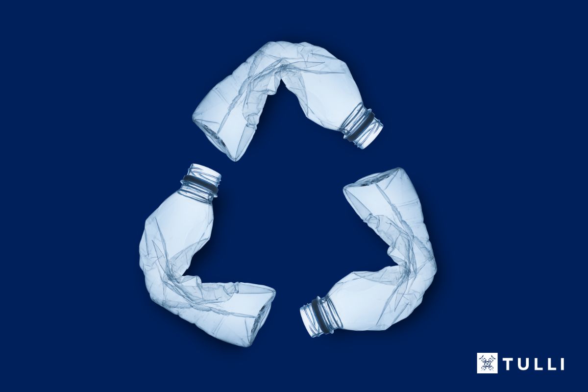 Kuvituskuva: tummansinisellä taustalla muovipullot muodostavat kierrätyskolmion muodon. Alakulmassa Tullin logo.