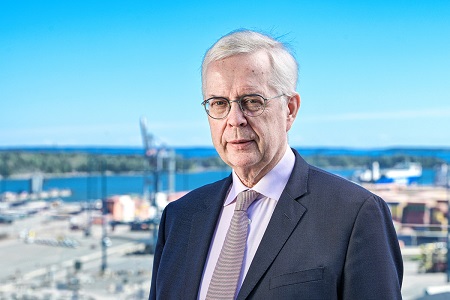 Tullin pääjohtaja Hannu Mäkinen, taustalla satamaympäristö