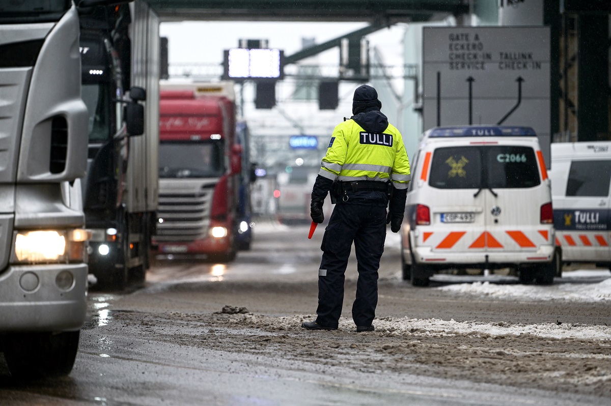 Tullinspektören följer flödet av fordon i hamnen.