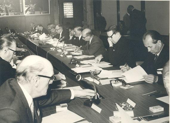 Vuonna 1965 Roomassa järjestetyn tulliyhteistyöneuvoston tullivalvontakokouksen osallistujia.