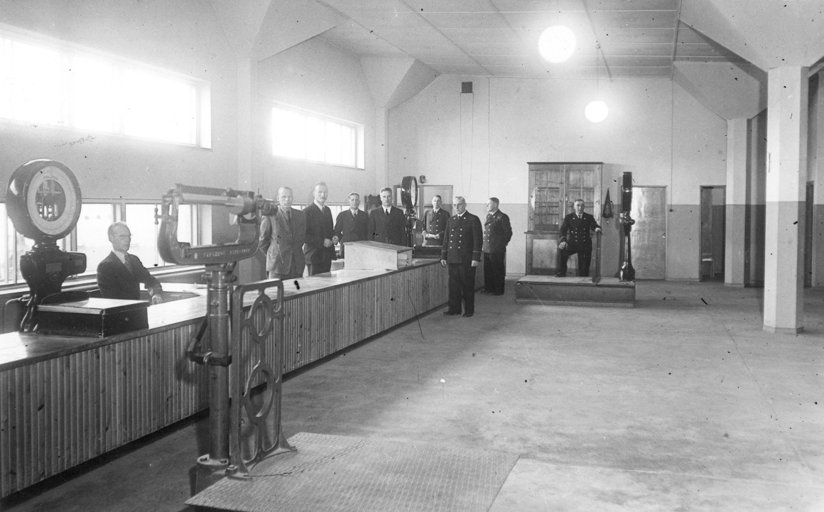 Vuonna 1941 Turun tullikamarin pakkahuoneessa tullivirkailijoita