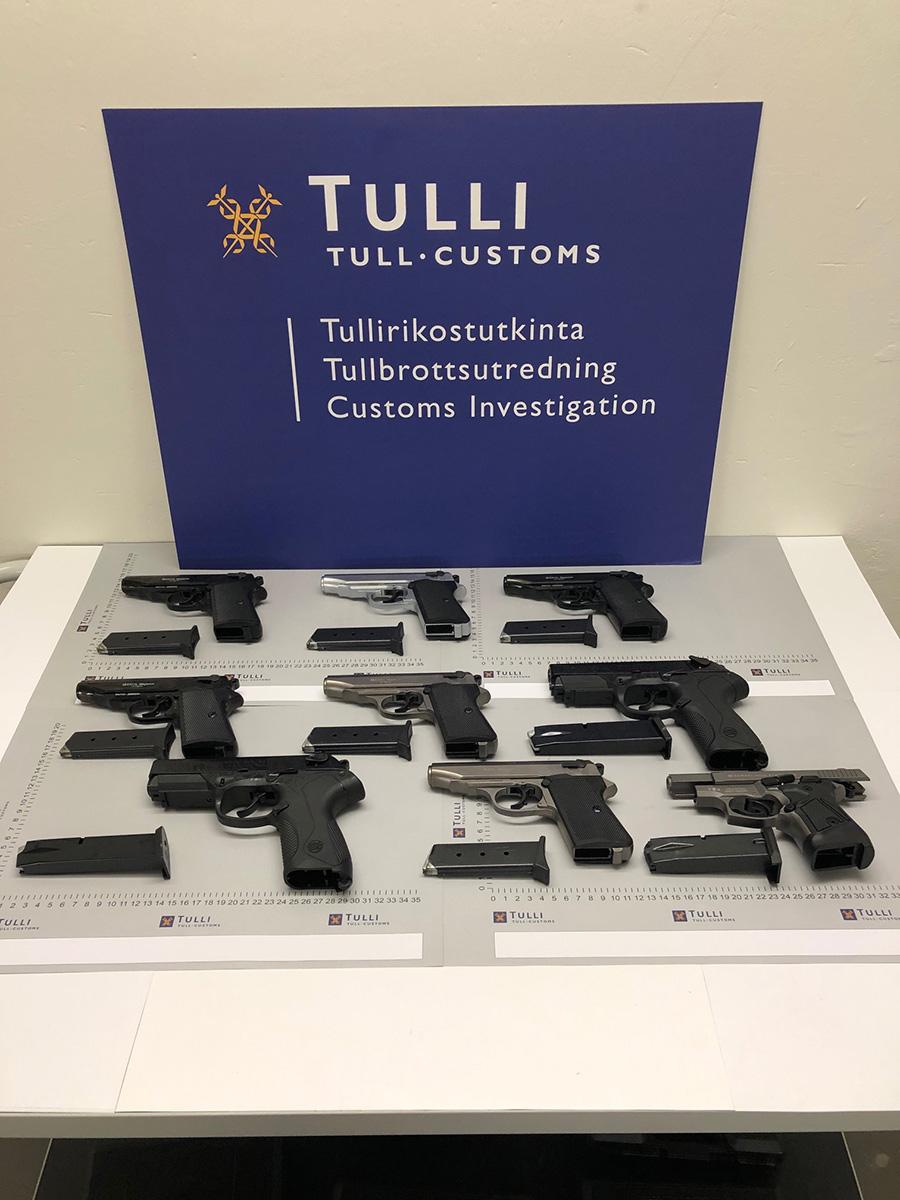 Useita takavarikoituja ampuma-aseita Tullin tiloissa