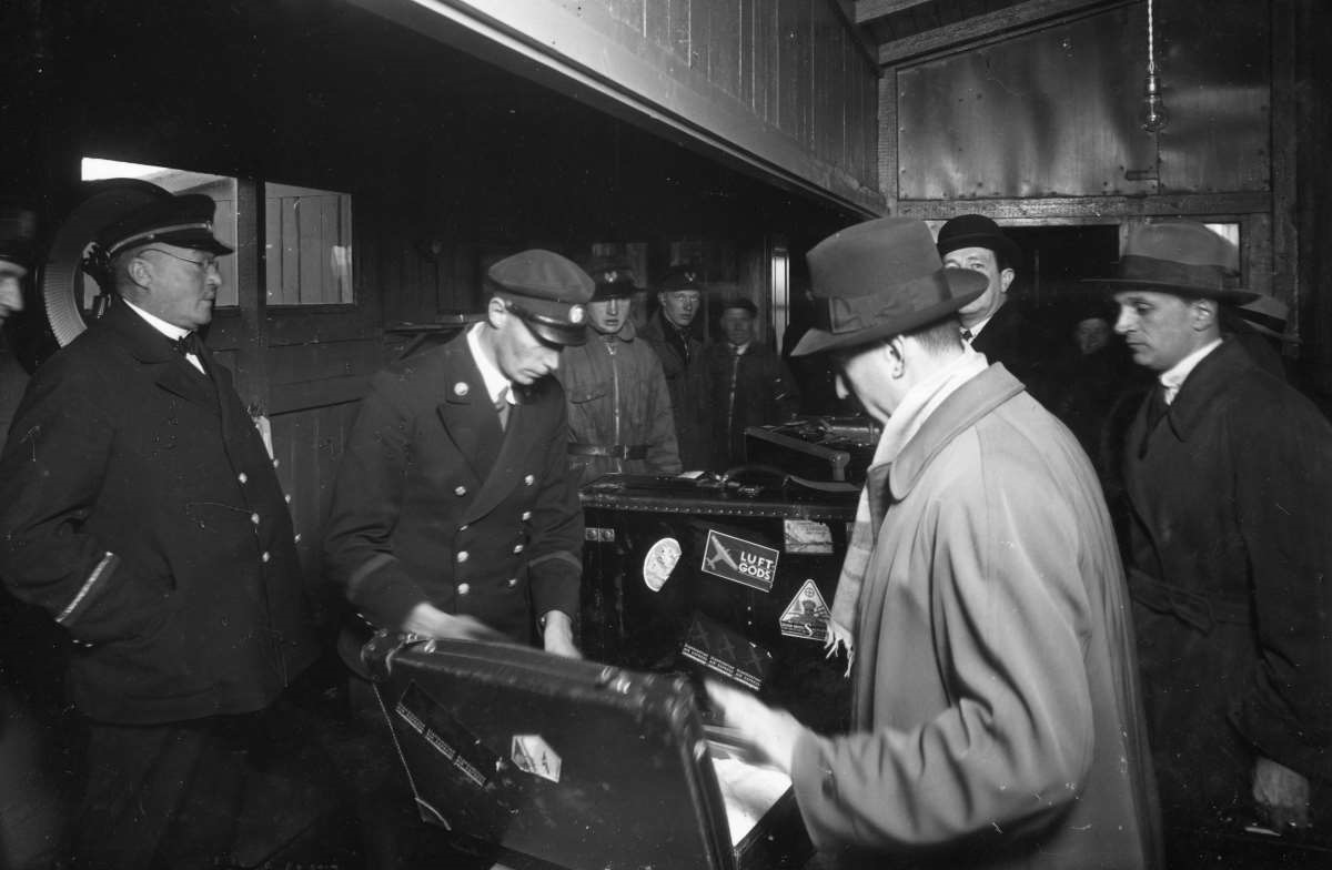 Matkustajien tullitarkastus Helsingin lentosataman paviljongissa marraskuussa 1933.