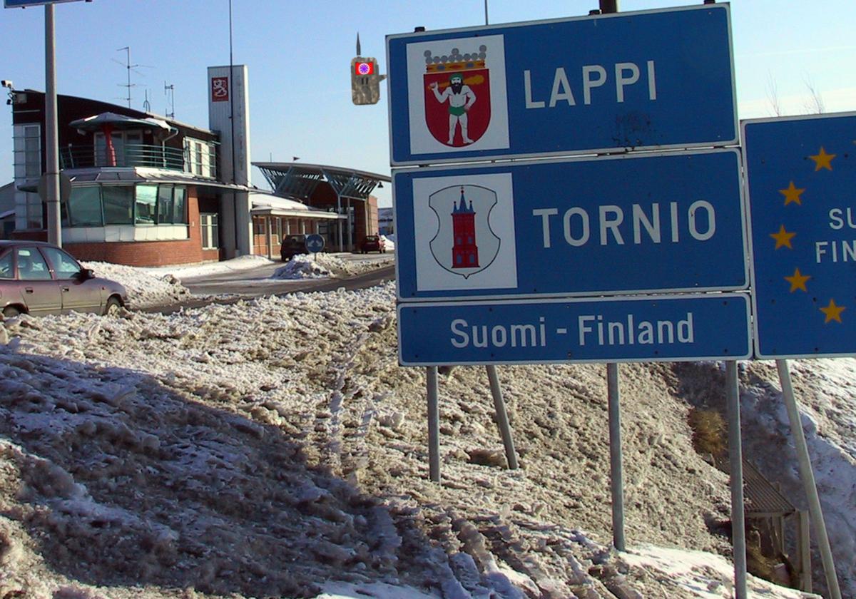 Bilden om den första snusdetektorn har tagits i bruk vid Torneå tull