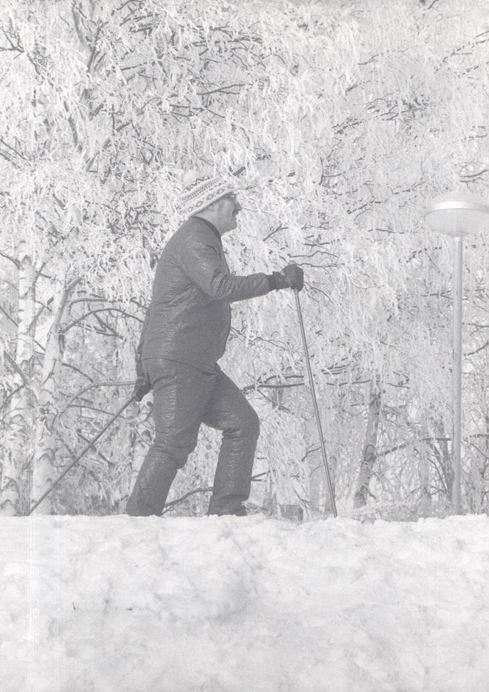 Tullimuseon mustavalkoinen valokuva pääjohtajasta hiihtämässä.