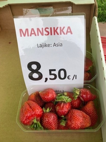 Box med jordgubbar till försäljning, sorten är Asia.